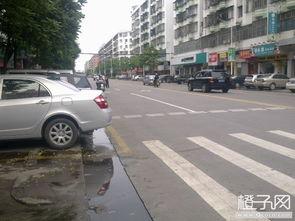 男子马路中间吃瓜,男子马路中央悠然吃瓜,引发网友热议