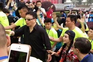 中国吃瓜群众表演,全民娱乐时代的狂欢与反思